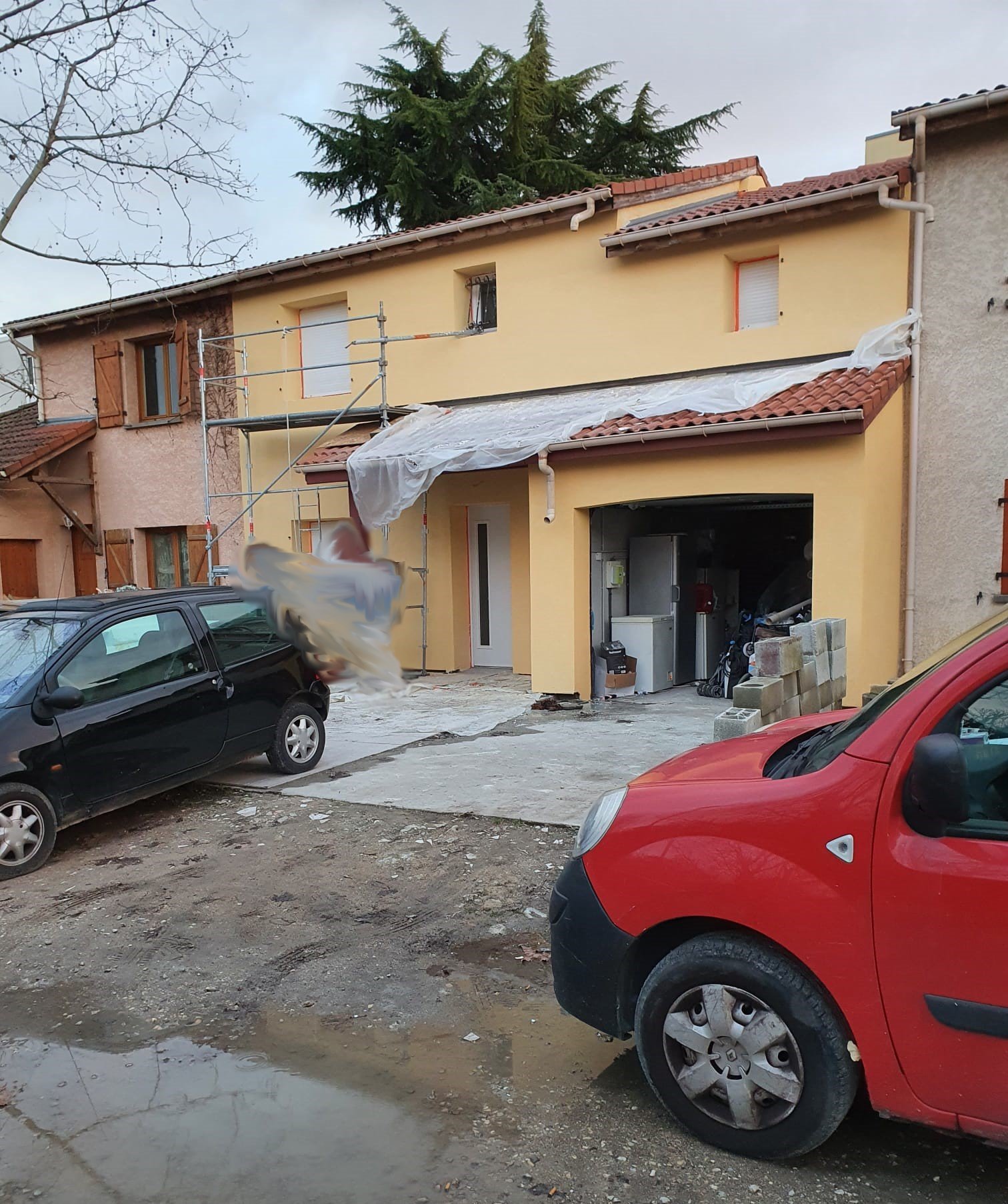 Isolation extérieure ITE enduit jaune façade maison Lyon finition crépi ravalement rénovation énergétique MaPrimeRénov entreprise RGE artisan Vaulx-en-Vélin Villeurbanne Bron Saint-Priest 69