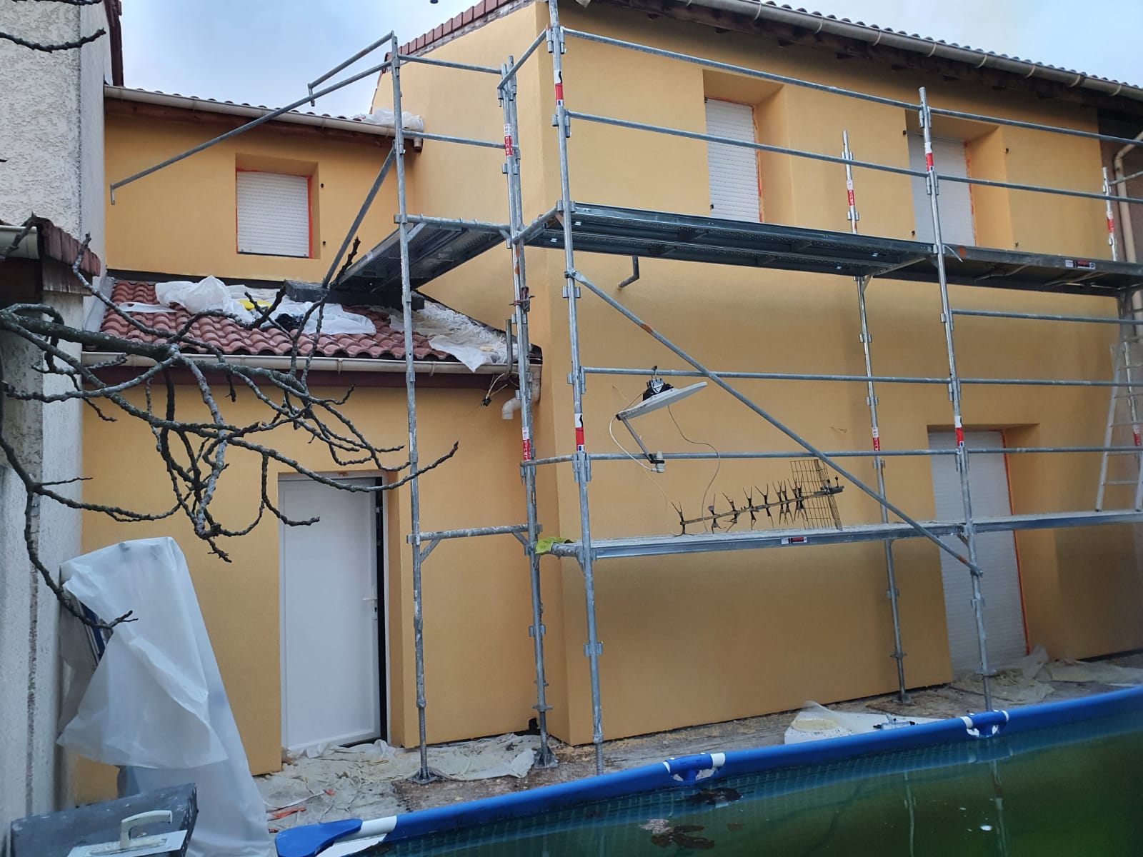 Isolation thermique extérieure ITE échafaudage façade immeuble Lyon chantier en cours pose isolant enduit entreprise RGE MG1 Bati Concept Vaulx-en-Vélin artisan qualifié Rhône