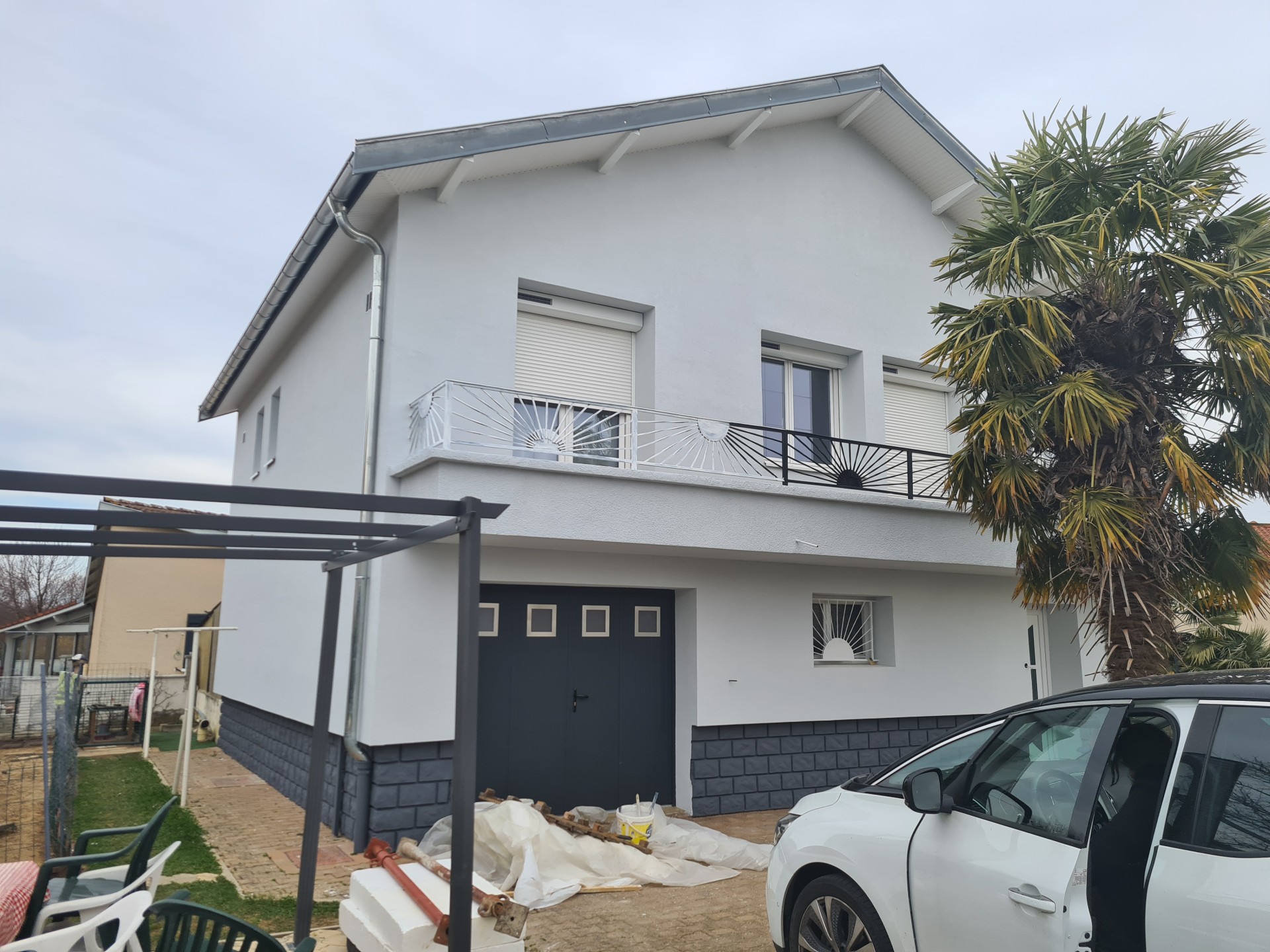 Isolation thermique par l extérieur ITE pose panneaux isolant graphite polystyrène enduit finition façade maison Lyon Villeurbanne Vaulx-en-Vélin Bron Vénissieux entreprise RGE MG1 Bati Concept oneiso.fr devis gratuit rénovation énergétique ravalement