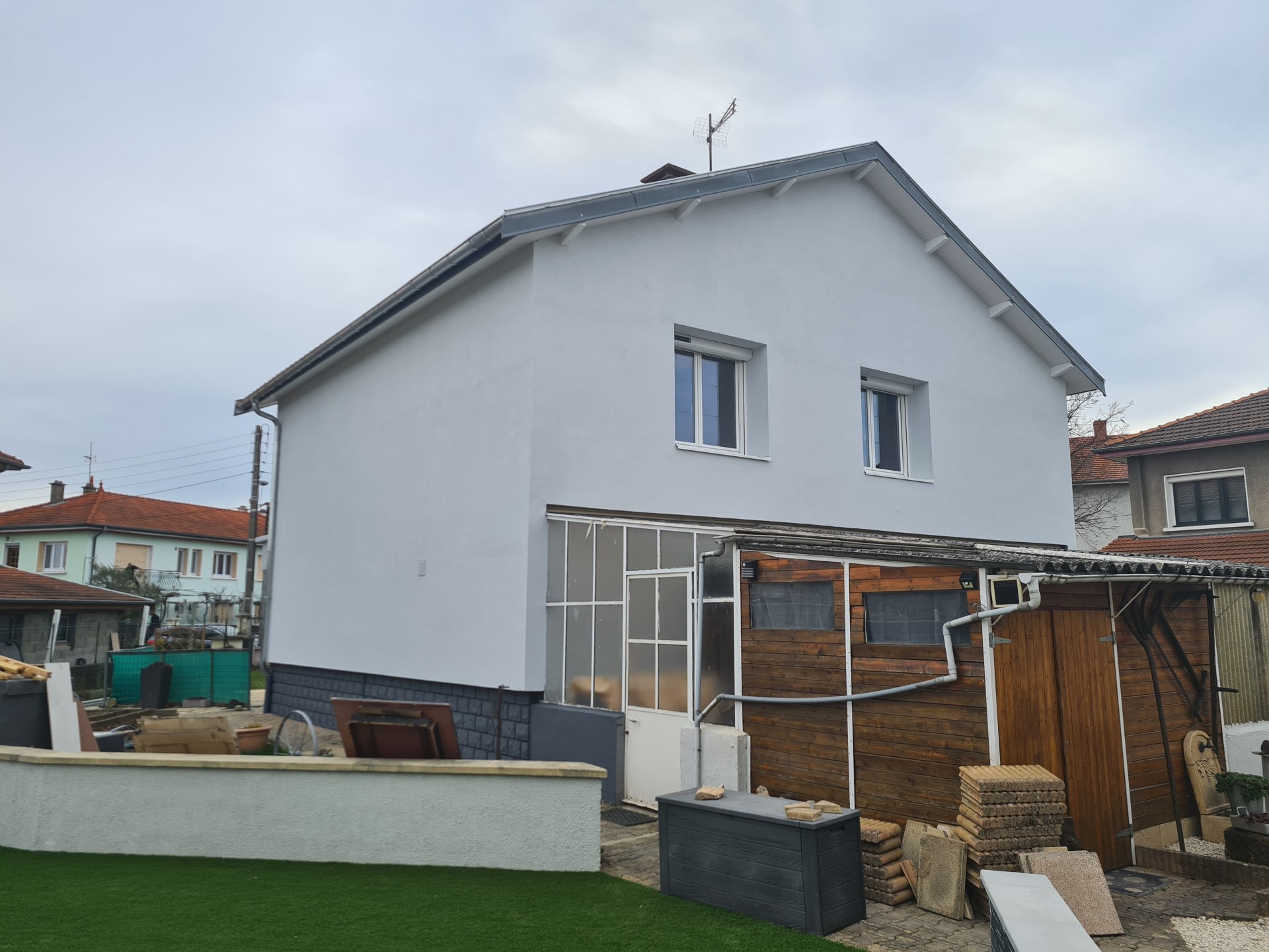 Isolation extérieure ITE finition enduit blanc façade maison Lyon rénovation énergétique ravalement entreprise RGE MG1 Bati Concept panneaux graphite polystyrène Vaulx-en-Vélin Rhône