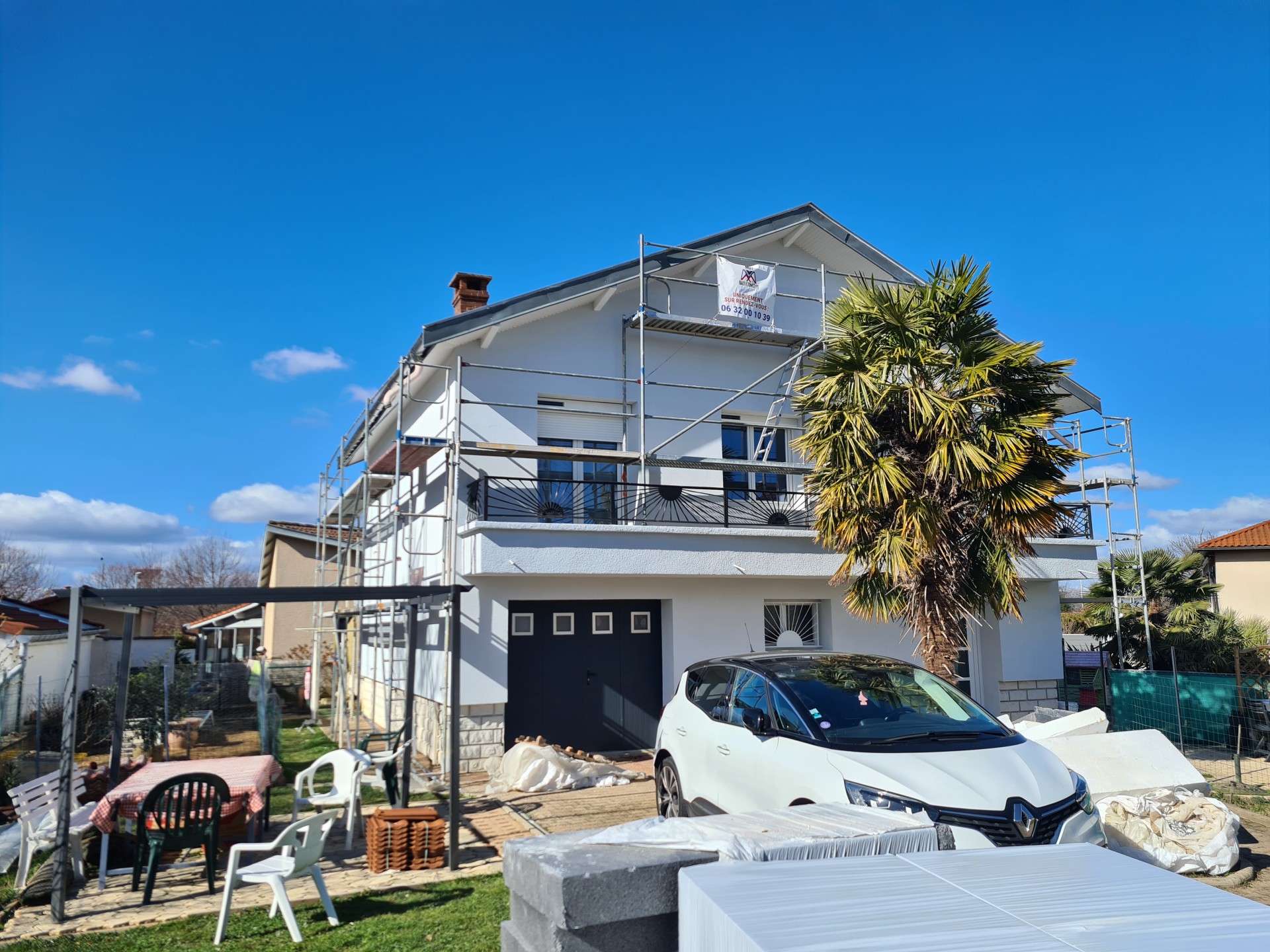 Isolation extérieure ITE finition enduit maison individuelle Lyon chantier terminé ravalement façade entreprise RGE MG1 Bati Concept rénovation énergétique Rhône 69 devis gratuit panneaux isolant graphite polystyrène Weber Webertherm