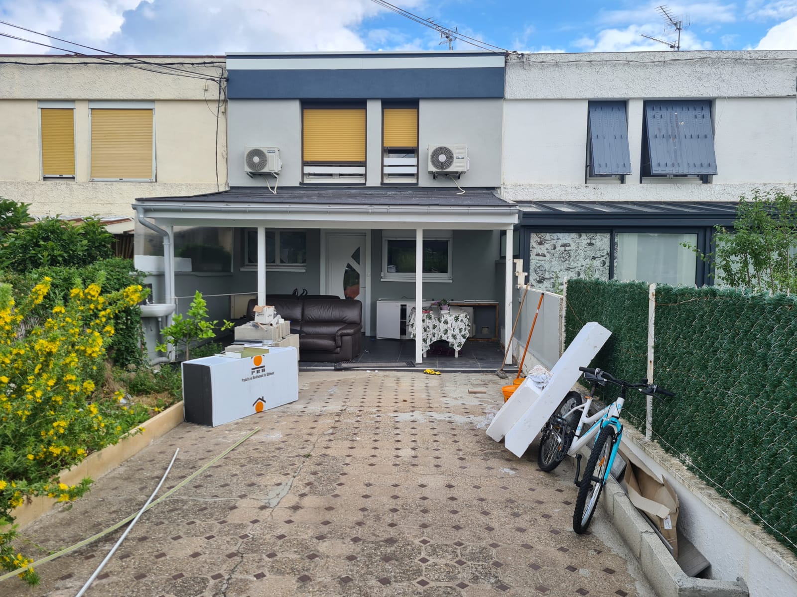 Chantier isolation thermique rénovation énergétique maison Lyon ouvrier artisan qualifié RGE travaux en cours MG1 Bati Concept Vaulx-en-Vélin entreprise isolation Rhône métropole 69