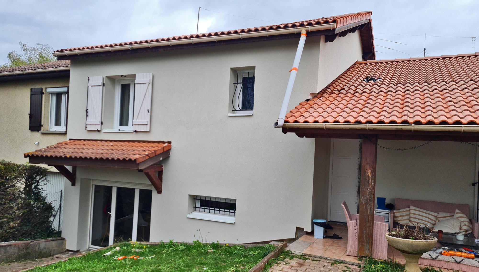 Maison après isolation extérieure ITE façade rénovée enduit neuf finition blanche Lyon résultat travaux entreprise RGE MG1 Bati Concept rénovation énergétique avant après oneiso.fr