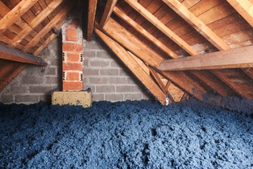 Isolation combles perdus soufflage laine minérale machine comble grenier toiture Lyon Villeurbanne économie énergie chauffage hiver entreprise RGE MaPrimeRénov prime CEE eligible devis gratuit oneiso