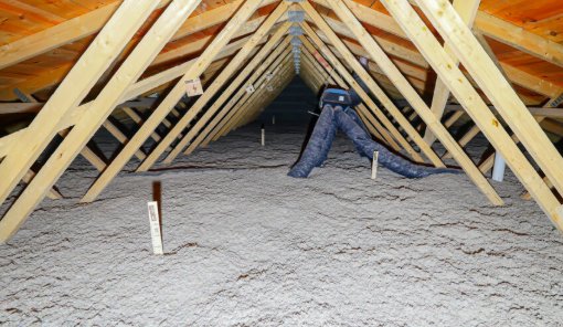 Isolation combles laine minérale soufflée épaisseur thermique rouleau déroulé toiture maison Lyon Villeurbanne Caluire Décines Meyzieu Rillieux entreprise RGE éligible aides MaPrimeRénov CEE