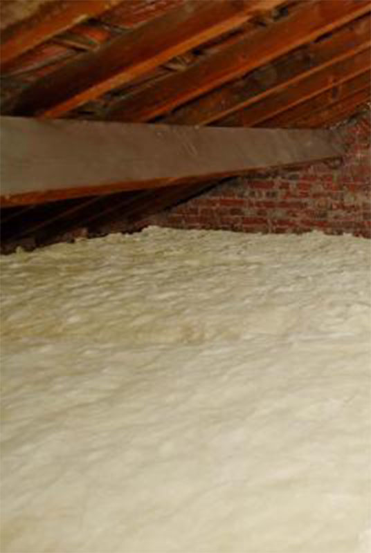 Isolation combles perdus soufflage laine blanche machine professionnel grenier maison Lyon Villeurbanne Caluire épaisseur thermique résistance R7 R10 entreprise RGE eligible MaPrimeRénov