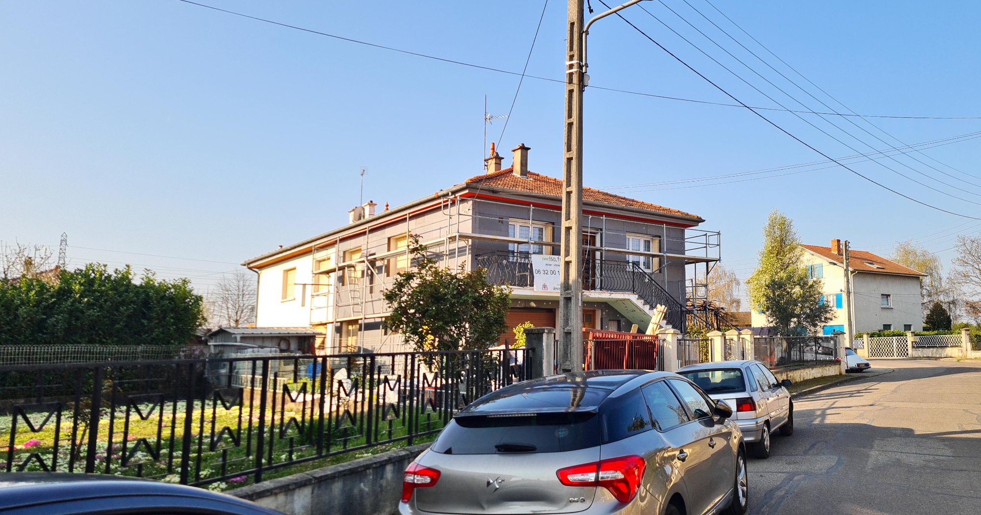 Chantier isolation extérieure ITE immeuble échafaudage Lyon pose panneaux isolant graphite façade copropriété syndic entreprise RGE MG1 Bati Concept Vaulx-en-Vélin Rhône 69