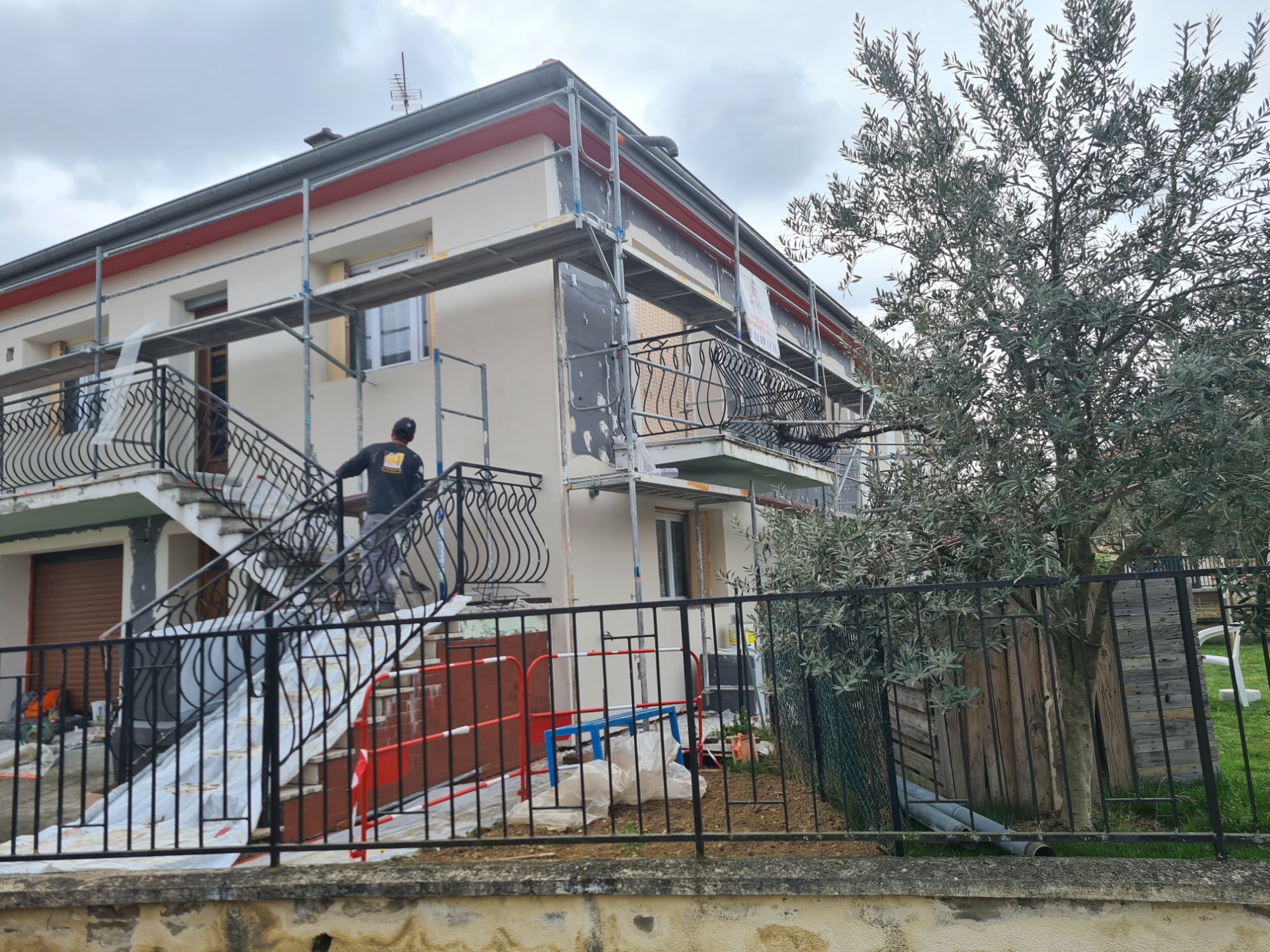 Pose isolation thermique extérieure ITE ouvrier artisan échafaudage immeuble Lyon travaux en cours entreprise RGE qualifiée MG1 Bati Concept rénovation façade enduit Rhône métropole