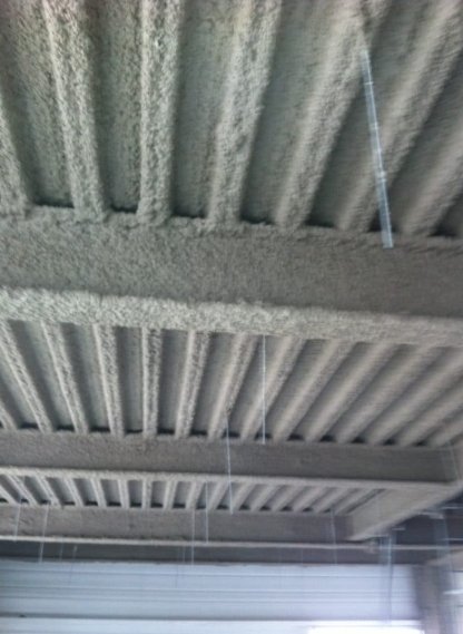 Flocage thermique acoustique bac acier toiture industrielle entrepôt Lyon projection laine minérale coupe-feu isolation bâtiment industriel ERP entreprise RGE certifiée Qualibat Rhône