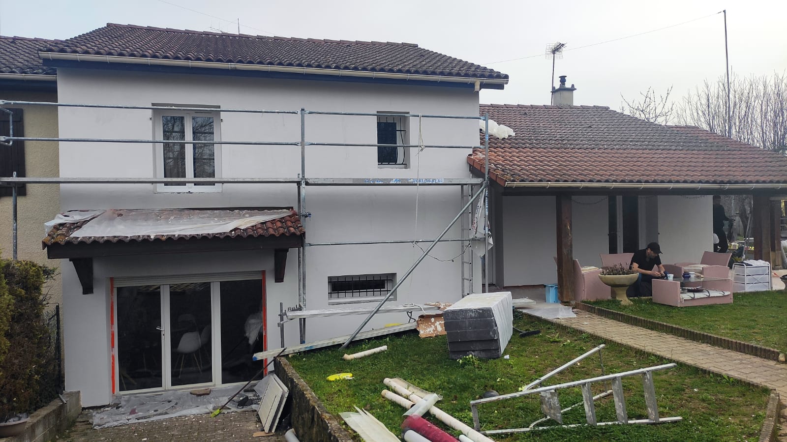 Finition enduit blanc crépi façade après isolation extérieure ITE maison Lyon échafaudage travaux entreprise RGE MG1 Bati Concept ravalement rénovation énergétique Rhône oneiso.fr