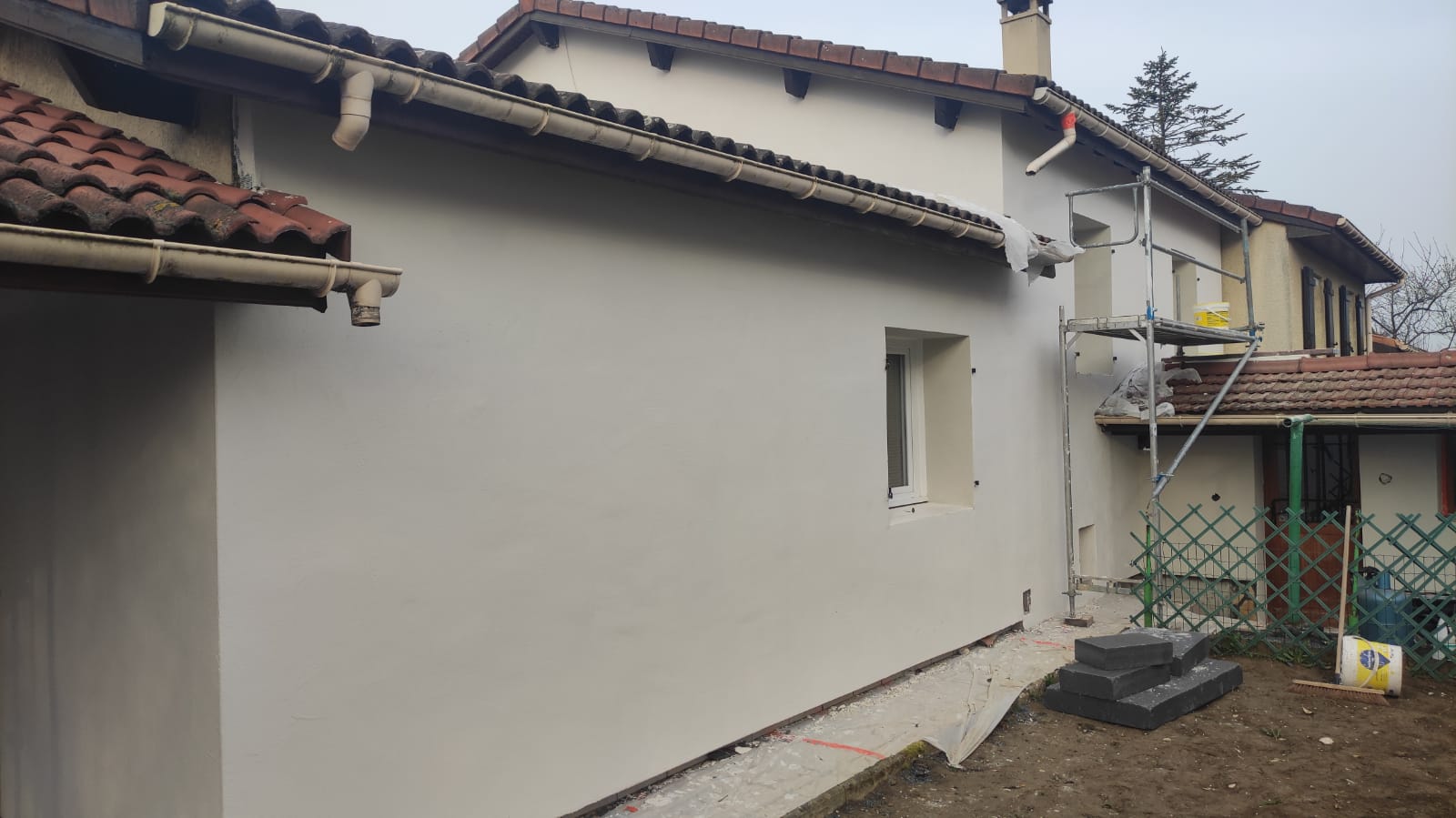 Finition mur latéral isolation extérieure ITE enduit lisse blanc maison Lyon pignon entreprise RGE MG1 Bati Concept rénovation énergétique Vaulx-en-Vélin Villeurbanne Bron Rhône