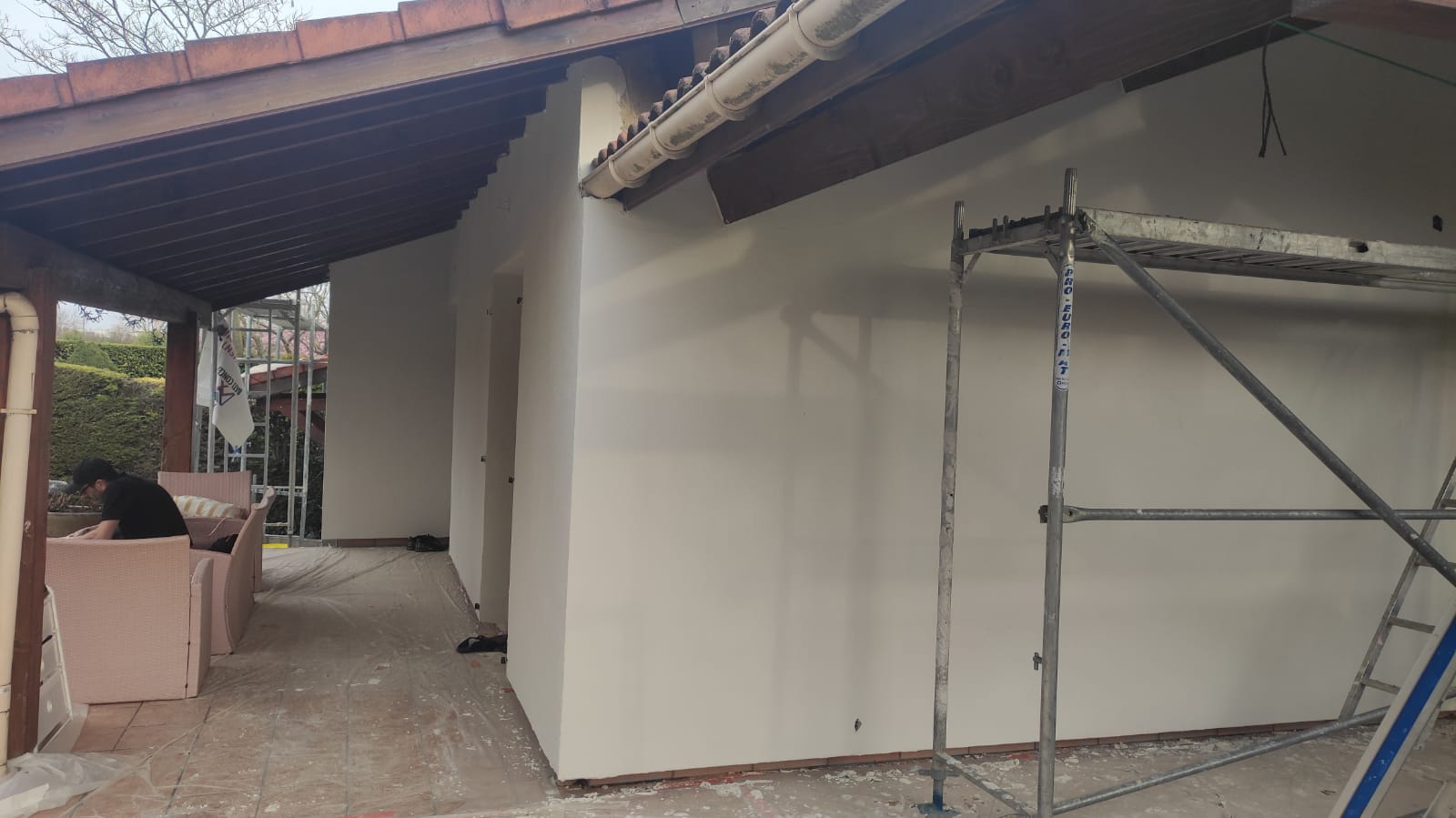 Finition isolation extérieure ITE sous porche terrasse enduit blanc maison Lyon entreprise RGE MG1 Bati Concept travaux rénovation énergétique façade Vaulx-en-Vélin Rhône oneiso