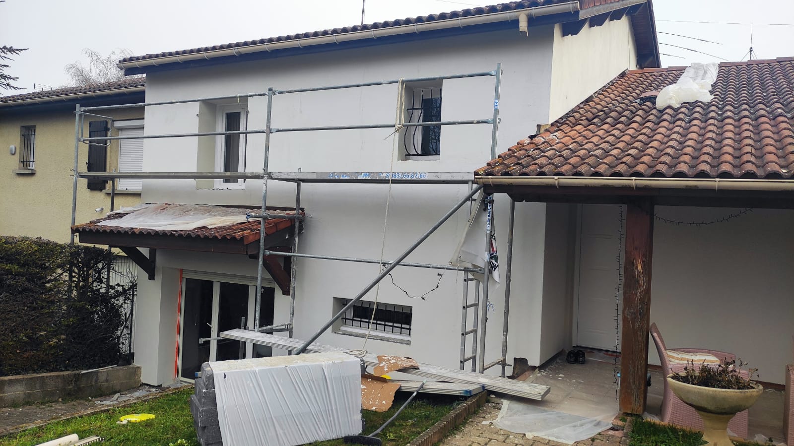 Finition complète façade isolation extérieure ITE enduit blanc maison Lyon résultat final entreprise RGE MG1 Bati Concept rénovation énergétique ravalement neuf Rhône métropole