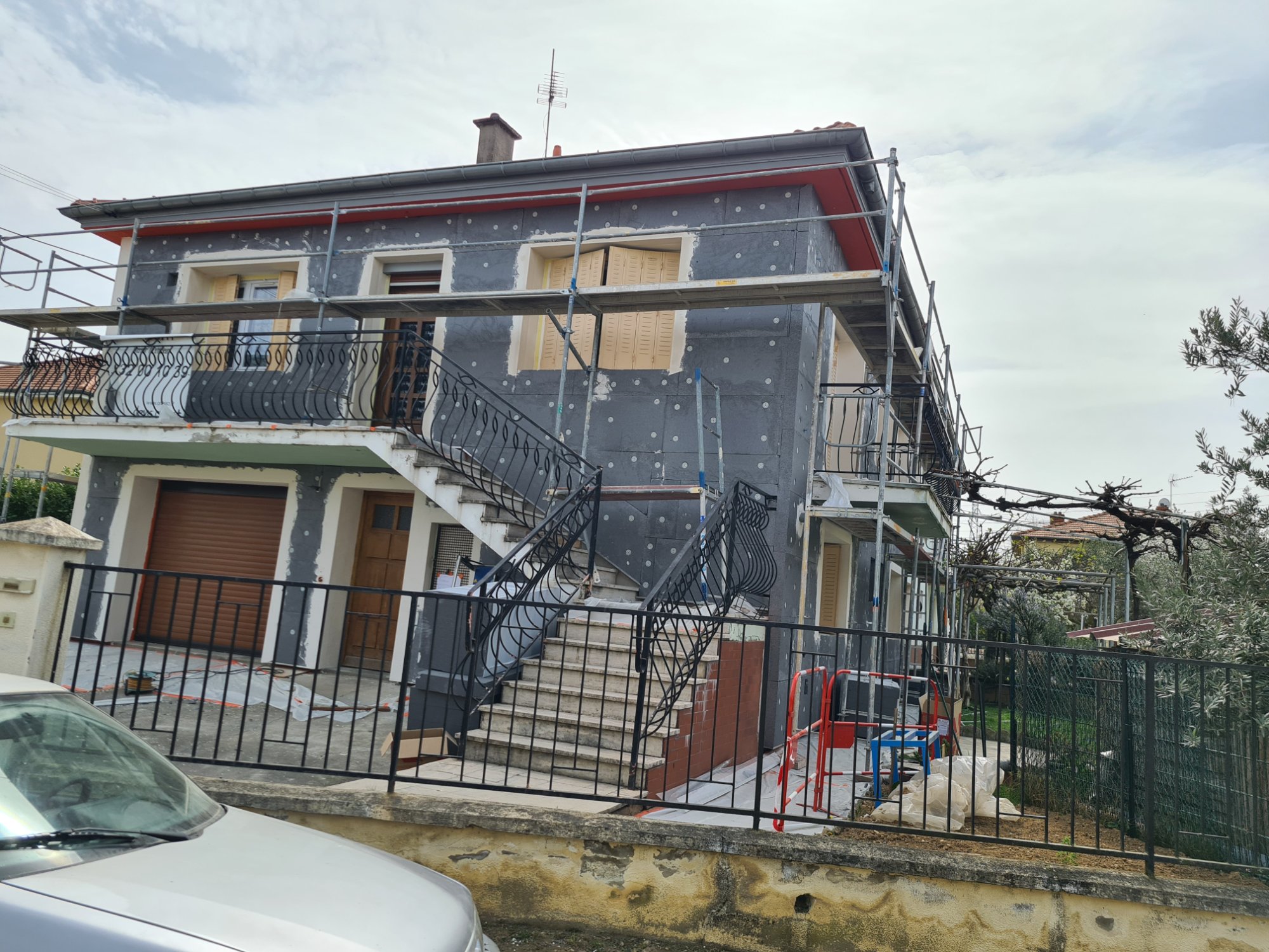 Panneaux isolant graphite polystyrène expansé gris pose ITE isolation extérieure façade maison Lyon fixation chevilles Weber Webertherm entreprise RGE MG1 Bati Concept chantier Rhône