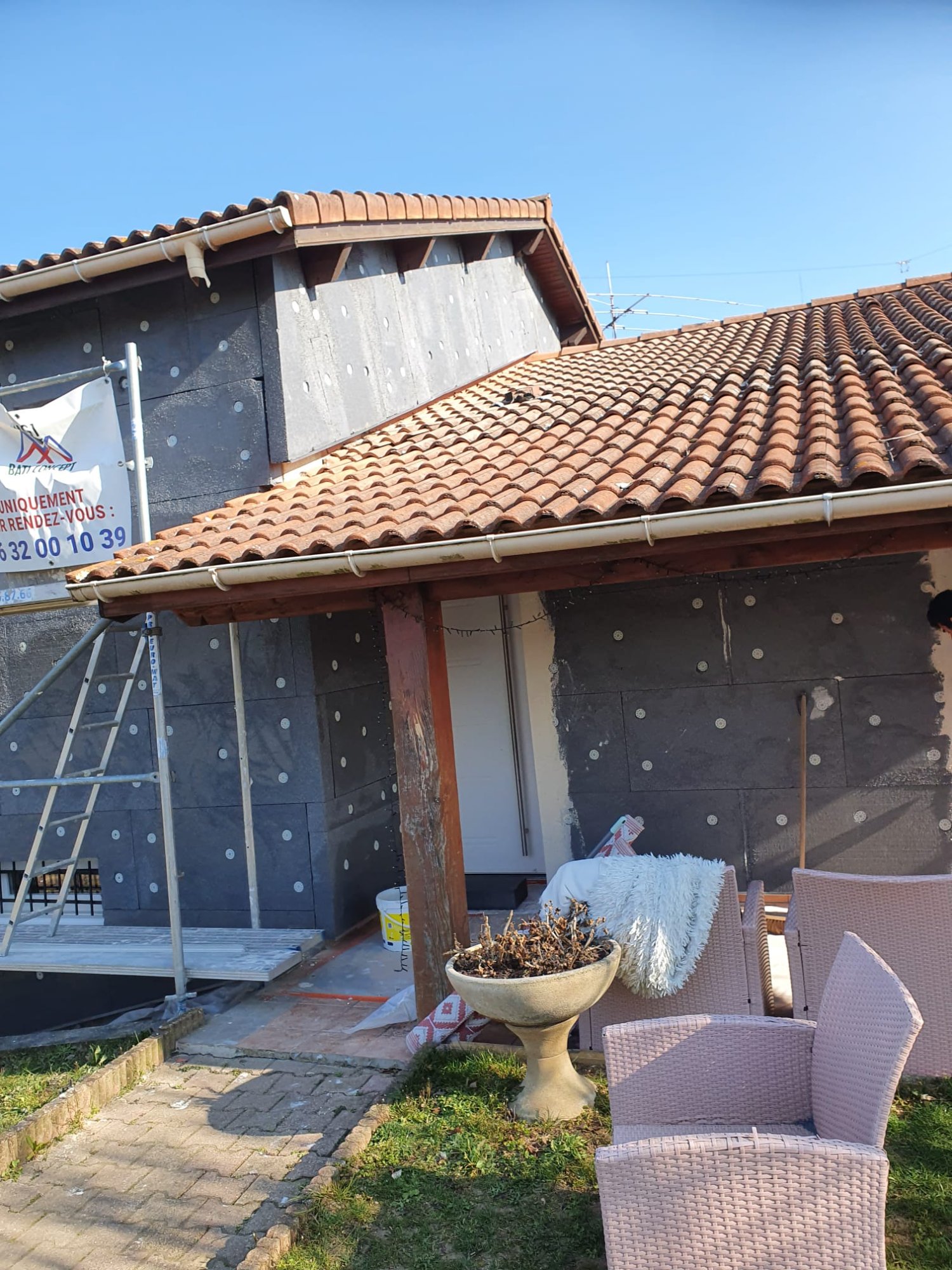 Pose panneaux isolant graphite polystyrène façade maison ITE isolation extérieure Lyon Vaulx-en-Vélin chantier entreprise RGE MG1 Bati Concept ouvrier qualifié Qualibat artisan