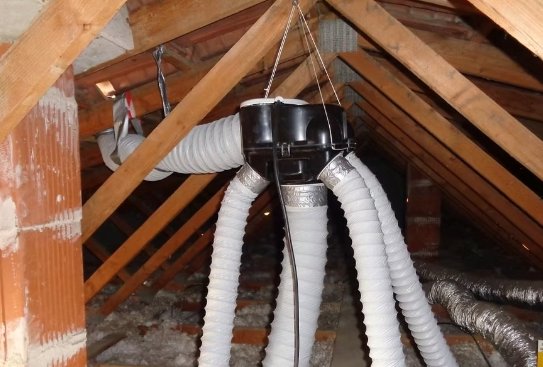 VMC ventilation mécanique contrôlée installation combles gaine extraction air vicié maison Lyon après isolation indispensable qualité air intérieur entreprise RGE MaPrimeRénov eligible